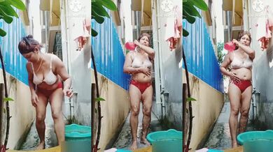 Mumbai Hot Aunty in Bra and Panty Hot Nude Bath at